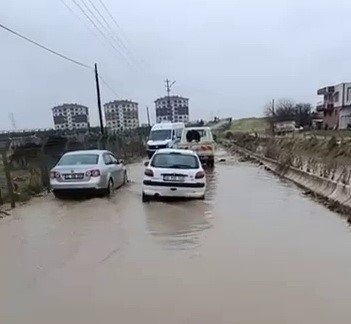 Adıyaman’da yol göle döndü