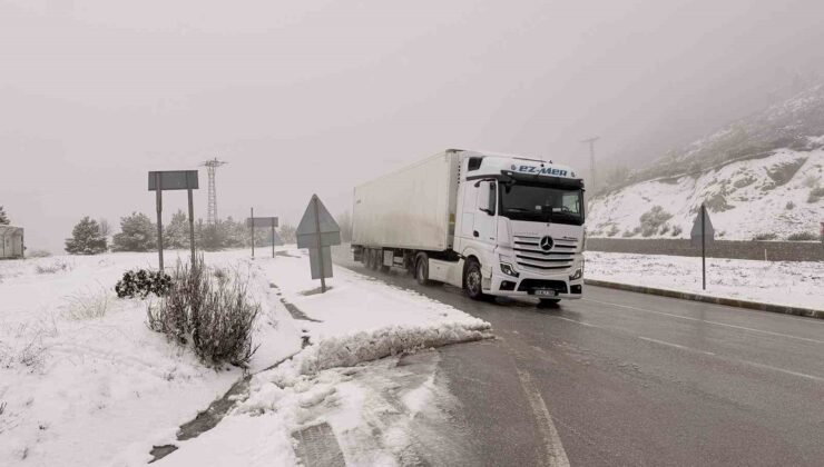 Afyonkarahisar’ın yüksek kesimlerinde kar yağışı etkili oldu