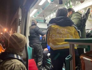 Ağrı’da üzerine çığ düşen araçtaki 4 personel kurtarıldı