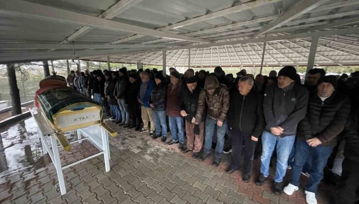 Aile ziyareti dönüşünde kazada ölen anne ve kızı yan yana defnedildi