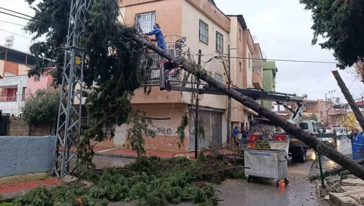 Akdeniz’de sağanak mesaisi gece boyu sürdü