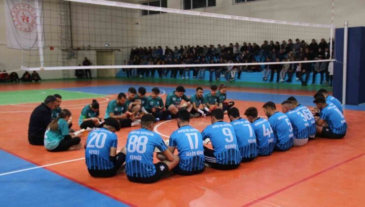 Aksaray’da file önünde maç başlamadan kitaplar açıldı