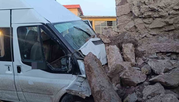 Aksaray’da işçi servisi bahçe duvarına çarptı: 2’si ağır 14 yaralı