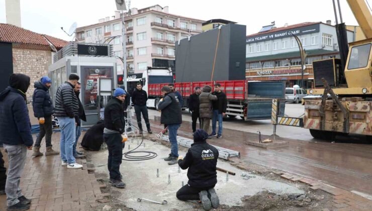 Alaca Cumhuriyet Meydanı’na dev led ekran kuruldu
