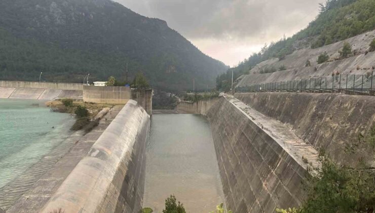 Alanya Dim Barajı’nda  su seviyesi yükseldi bölgeye yakın bazı evlerin tedbir amaçlı boşaltılması istendi