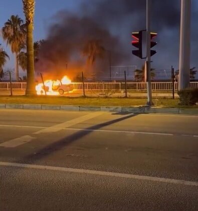 Alanya’da çarpışan araba alev topuna döndü