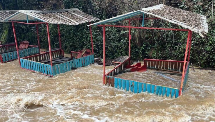 Alanya’da çay taştı: İşletmelere ait çardaklar sular altında kaldı