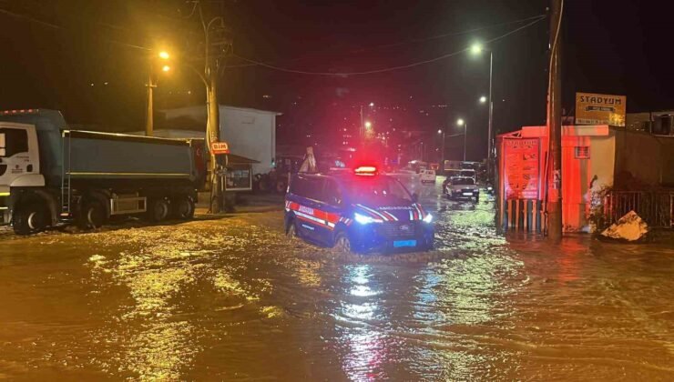 Alanya’da Oba çayı taştı, caddeler sular altında kaldı