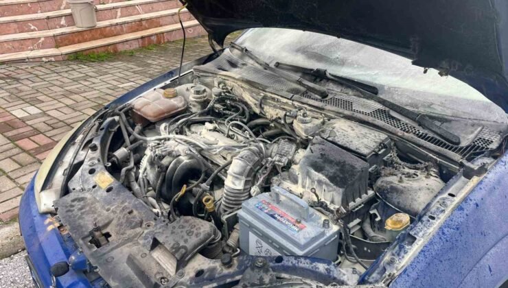 Alanya’da park halindeyken yanan otomobilin motor kısmında zarar oluştu
