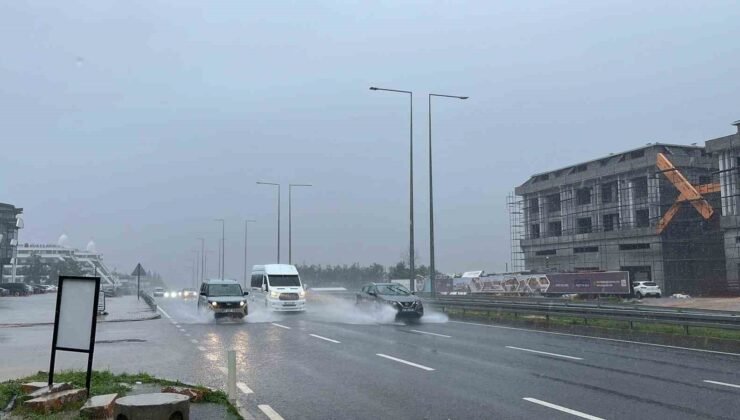 Alanya’da sağanak etkili oldu, sürücüler zor anlar yaşadı