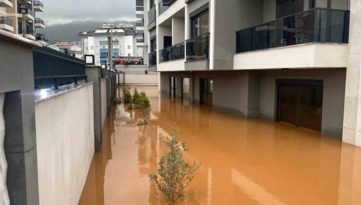 Alanya’da sağanak sebebiyle Oba Çayı taştı, binaların bahçelerini su bastı