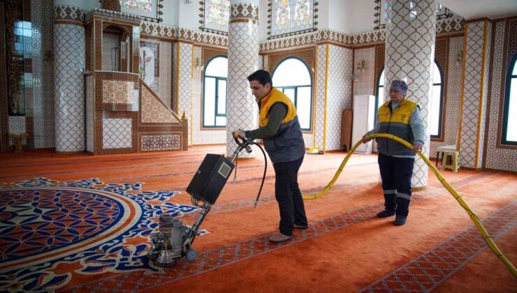 Aliağa’da Ramazan öncesi ibadethane temizliği