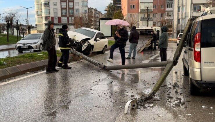 Alkollü sürücünün çarptığı direk başka bir aracın üzerine devrildi