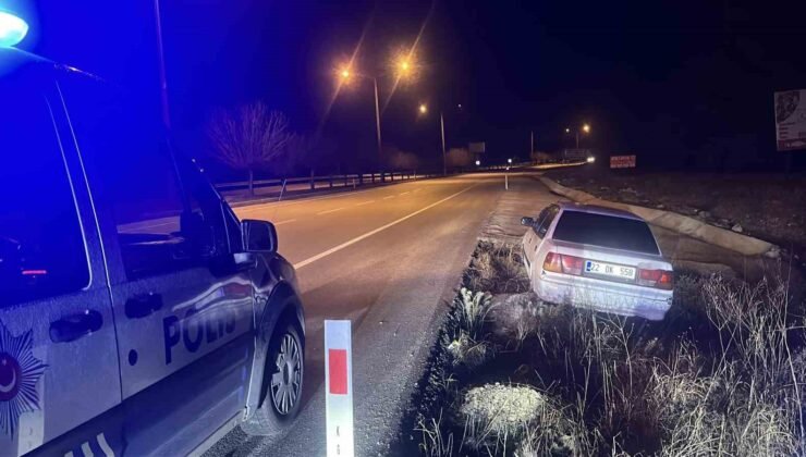 Alkollü sürücünün kullandığı araç uygulama noktasından kaçmaya çalışırken şarampole düştü