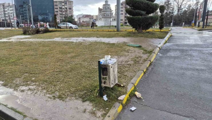 Altyapı panosunu çöp kutusuna çevirdiler