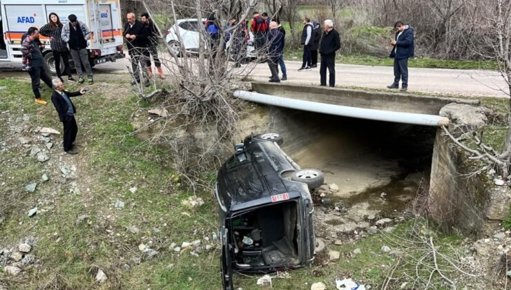 Amasya’da kamyonet menfeze devrildi: 3 yaralı
