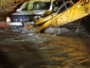 Ankara’da suya kapılan araç yaklaşık 150 metre sürüklendi