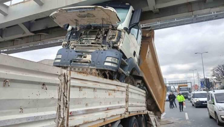 Ankara’da tıra yüklenmiş hafriyat kamyonu üst geçide çarptı