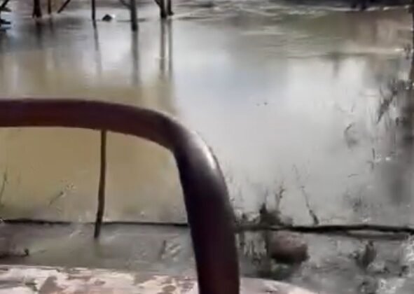 Antalya Serik’te taşan ırmak suları tarım arazileri ve caddeleri sular altında bıraktı