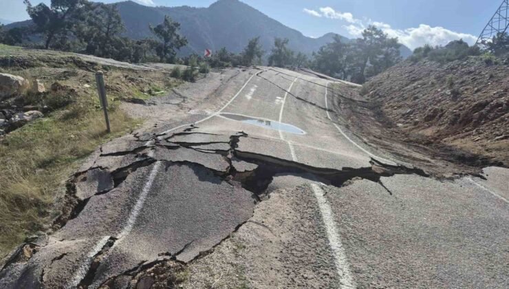 Antalya’da 3 mahallenin ulaşımını sağlayan yol çöktü
