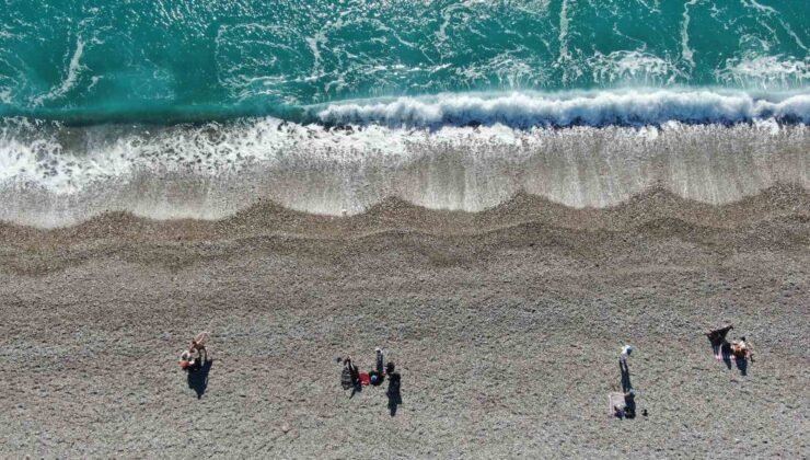 Antalya’da bir gün arayla iki mevsim: Dün sağanak ve fırtına, bugün deniz keyfi