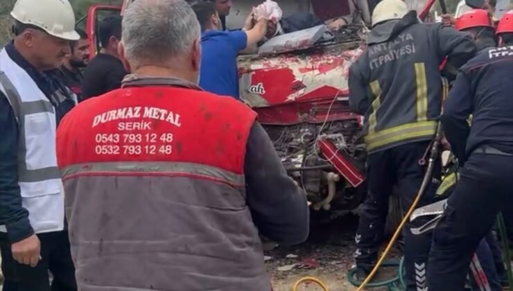 Antalya’da iki kamyon çarpıştı, sıkışan sürücüyü itfaiye kurtardı