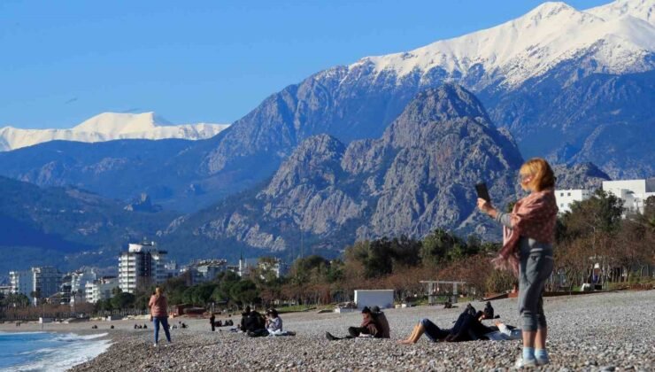Antalya’da karlı dağların gölgesinde deniz keyfi