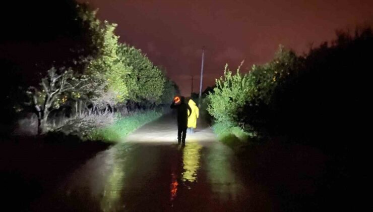 Antalya’da sel sularının bastığı barınakta mahsur kalan 27 köpek botlarla kurtarıldı