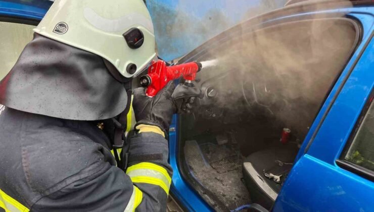 Aracın konsolunda başlayan yangın kısa sürede söndürüldü