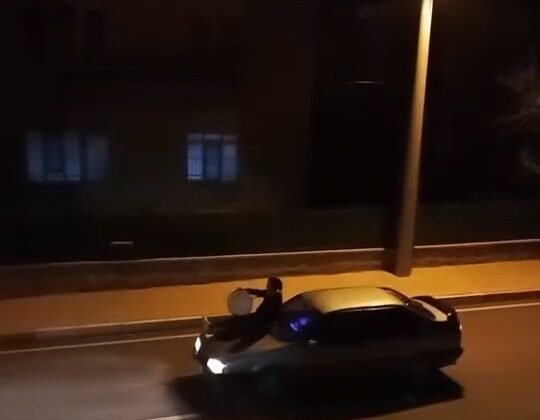 Aracın üzerine çıkan davulcu mahalleliyi sahura böyle uyandırdı