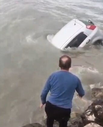 Aracıyla denize düşen sürücüyü Sahil Güvenlik kurtardı