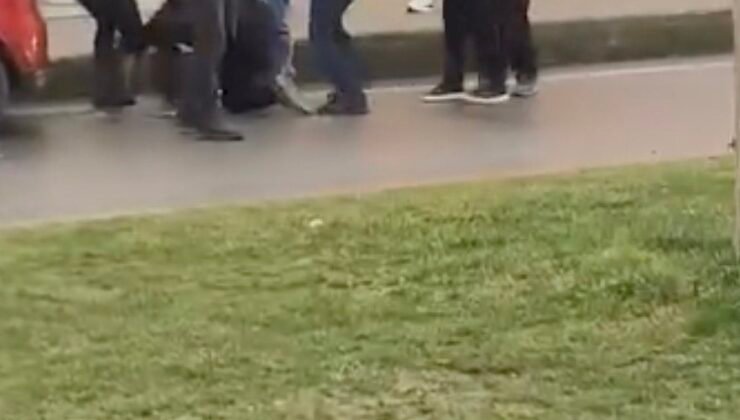 Aralarına aldıkları kişi tekme tokat dövdüler: O anlar kamerada