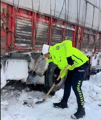 Ardahan’da karda mahsur kalanlara polis desteği