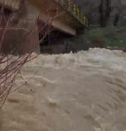 Arıcak’ta kar eridi, dereler coştu