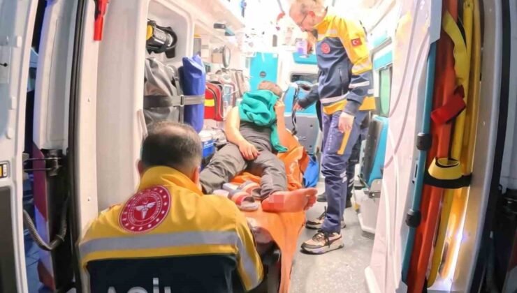 Arkadaşların bıçaklı kavgası kanlı bitti: 1 yaralı