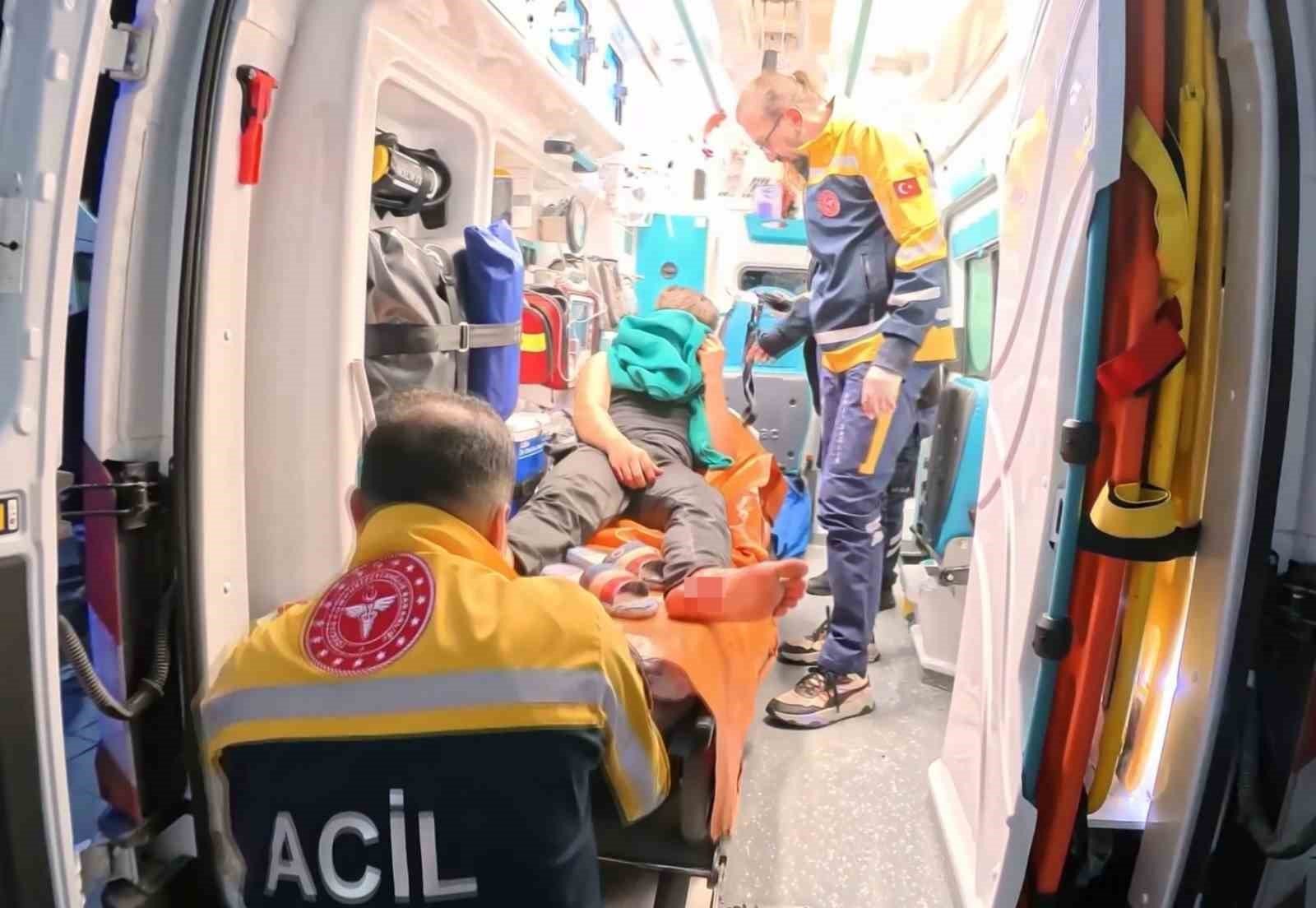 Arkadaşların bıçaklı kavgası kanlı bitti: 1 yaralı