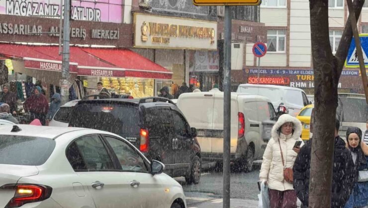 Arnavutköy’de kar yağışı etkili olmaya devam ediyor