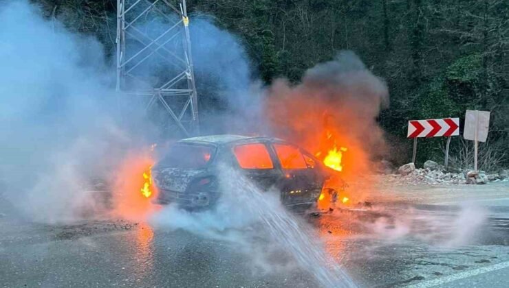 Artvin’de seyir halindeki araç alev aldı