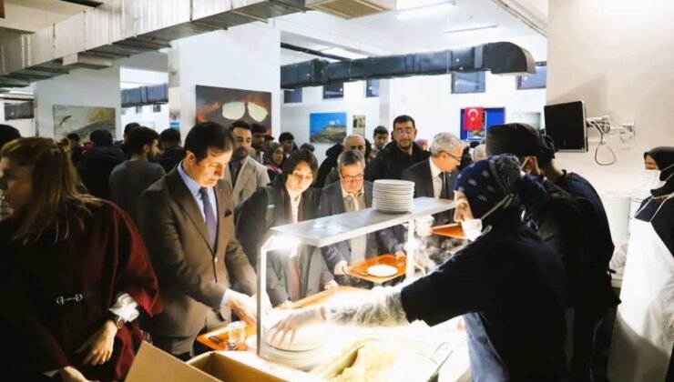 ARÜ Rektörü Emiroğlu, iftarda öğrencilerle buluştu