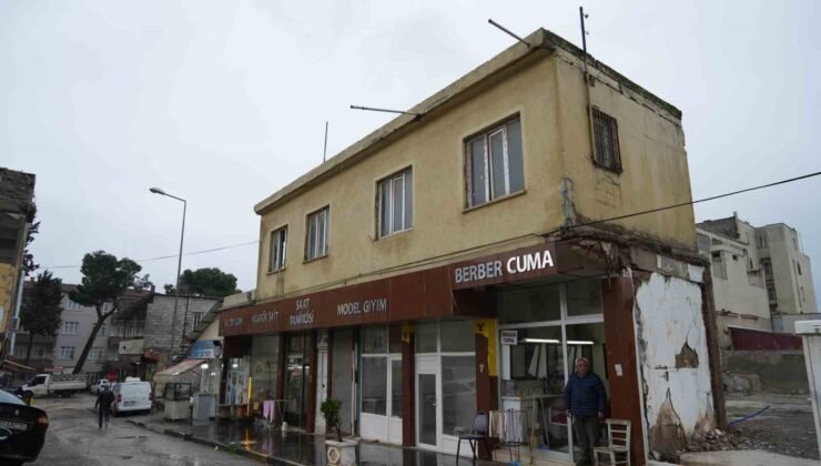 Asrın felaketi meslek aşkını yıkamadı: 50 yıllık berber, hasarlı dükkanını terk etmedi