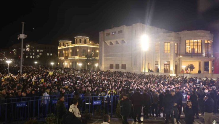 Asrın felaketinin 3’ünci yıl dönümünde Hatay’da binlerce kişi sessiz yürüyüş gerçekleştirdi
