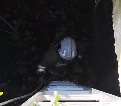 Atık su deposuna düşen kediyi kurtaran itfaiyeci, alkışlarla karşılandı