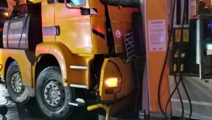 Aydın’da vinç akaryakıt istasyonuna daldı