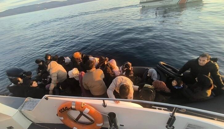 Ayvacık açıklarında 37 kaçak göçmen ile 1 göçmen kaçakçısı şüphelisi yakalandı