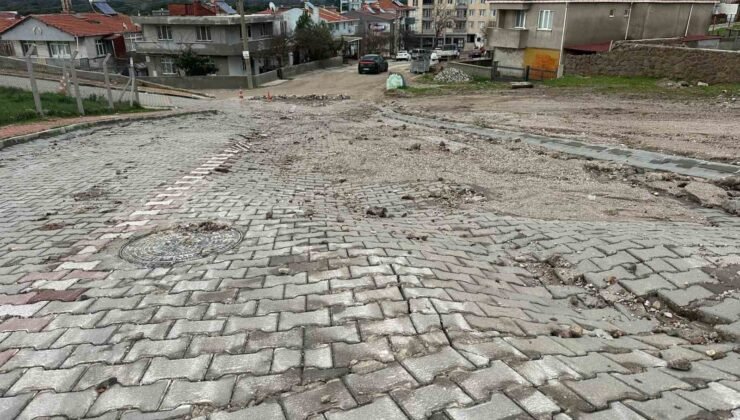Ayvacık’ta aşırı yağışlara dayanamayan istinat duvarı çöktü