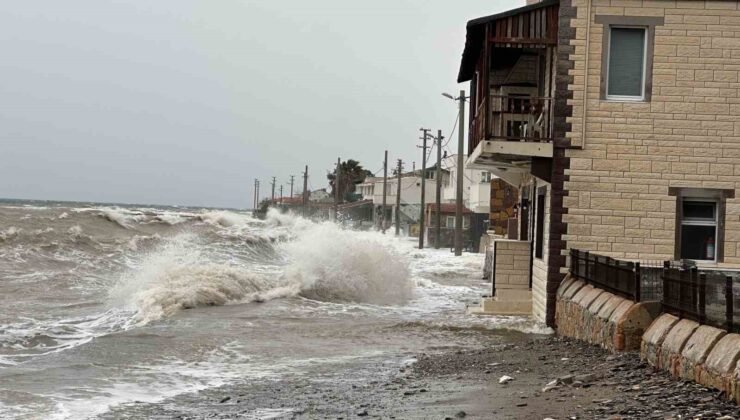 Ayvacık’ta kara ile deniz birleşti