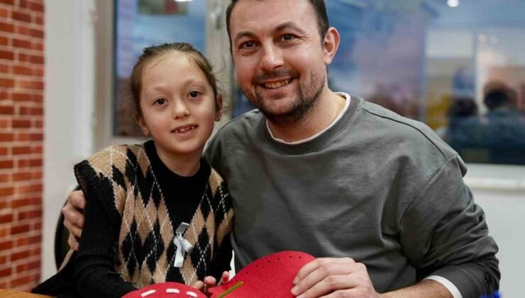 Babalar kızlarıyla 14 Şubat için kalp yastık yaptı