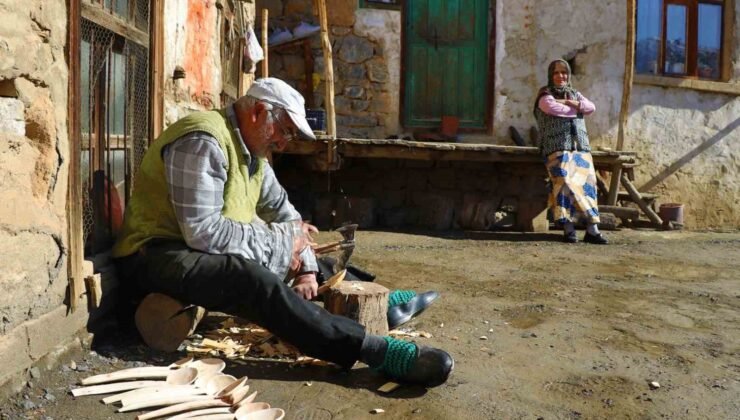Babasından öğrendiği tahta kaşıkçılığı yaşatıyor