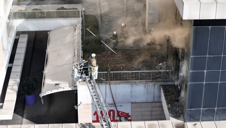 Bağcılar’da alışveriş merkezinin içindeki gece kulübünden alevler yükseldi