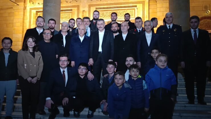 Bakan Çiftçi, teravih namazını Kahramanmaraş’ta kıldı